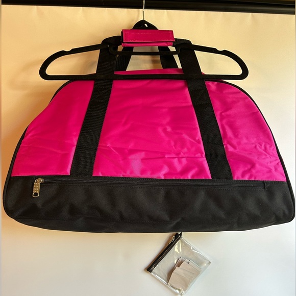 GLORIA VANDERBILT HOT PINK AND BLACK NYLON PERSONALIZED DUFFEL WITH LETTERS BAG - Picture 2 of 12